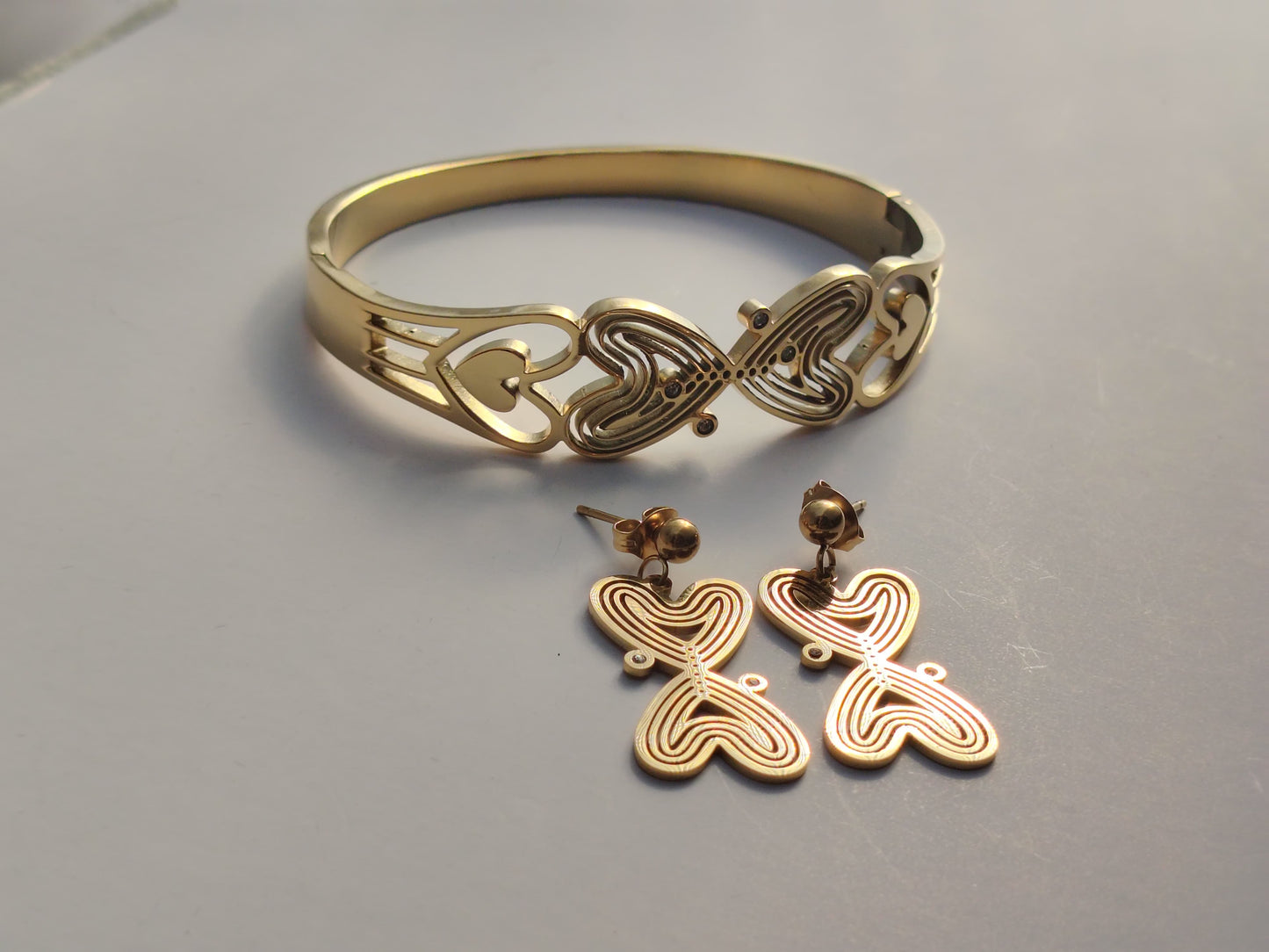 Golden Infinite Heart Bracelet & Earrings Set – Elegant Love Motif Jewelry for Women