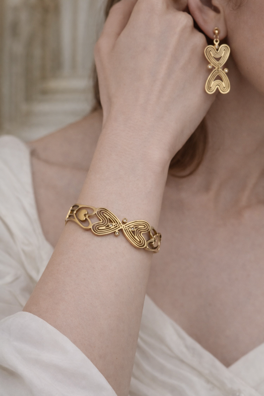 Golden Infinite Heart Bracelet & Earrings Set – Elegant Love Motif Jewelry for Women